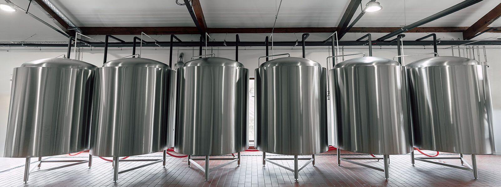 Tancuri de fermentare din oțel inoxidabil într-o fabrică modernă de bere artizanala nefiltrată